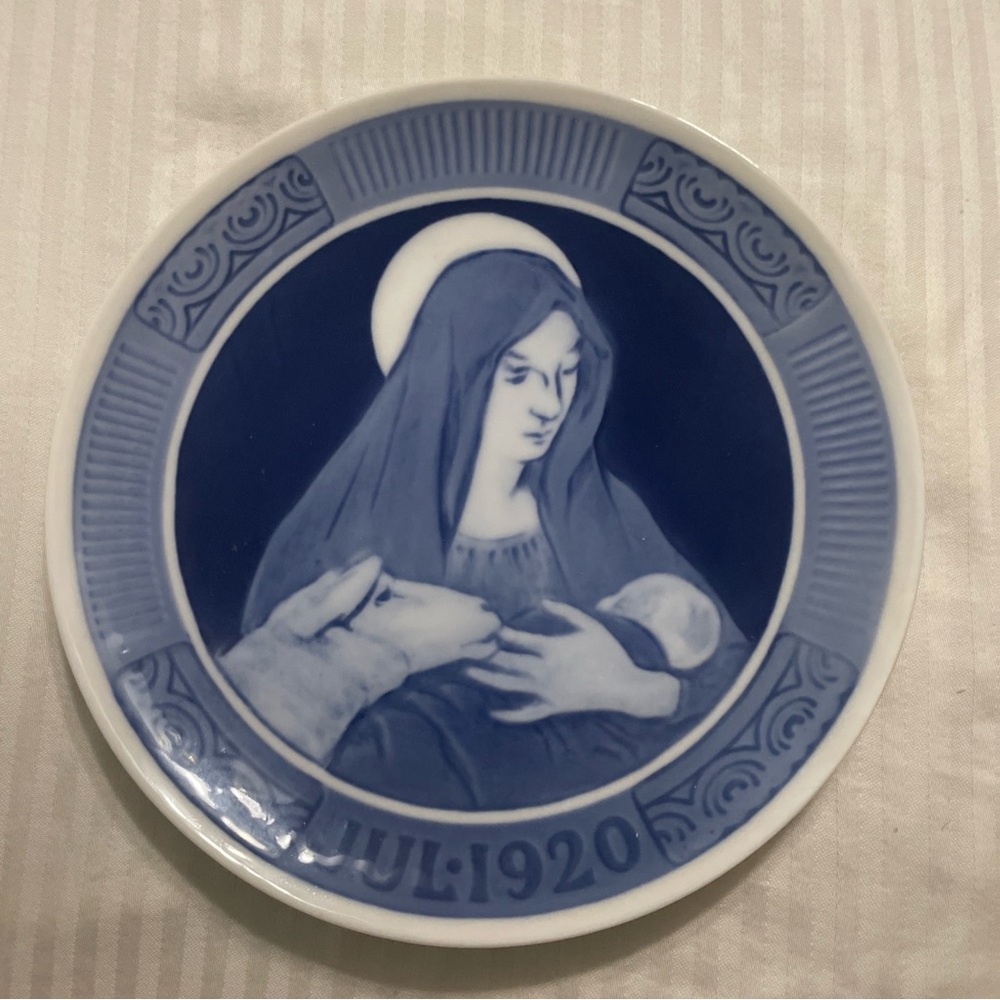 Royal Copenhagen Annual Christmas Plate 1920 "Mary And Child Jesus"